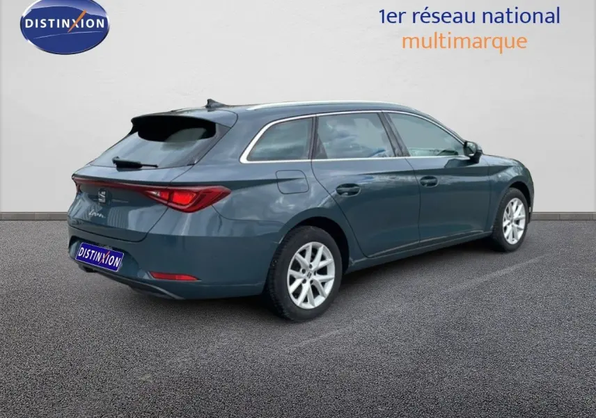 SEAT LEON ST 2025 bleu Fjord en vue 3/4 arrière droit, break diesel avec jantes alliage et feux LED distinctifs.