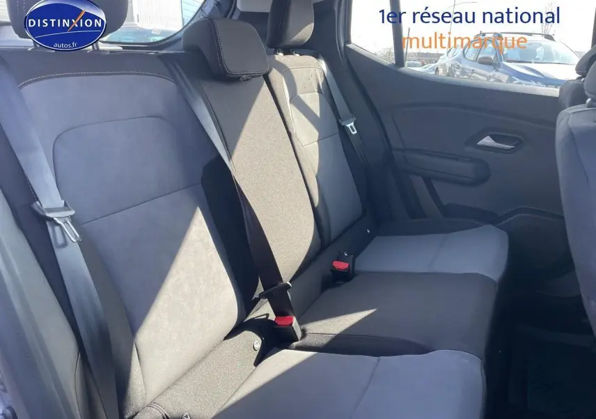 Banquette arrière grise vue côté gauche de la Dacia Sandero 2025 dans un intérieur lumineux.