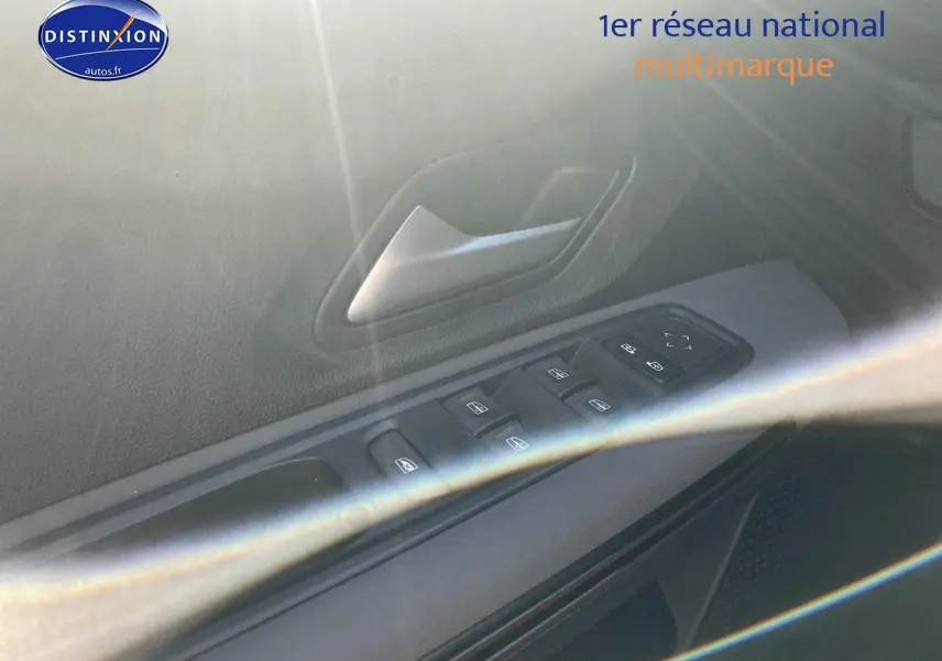 Détail des commandes des vitres et rétroviseurs côté gauche dans l'habitacle d'une Dacia Sandero gris schiste 2025