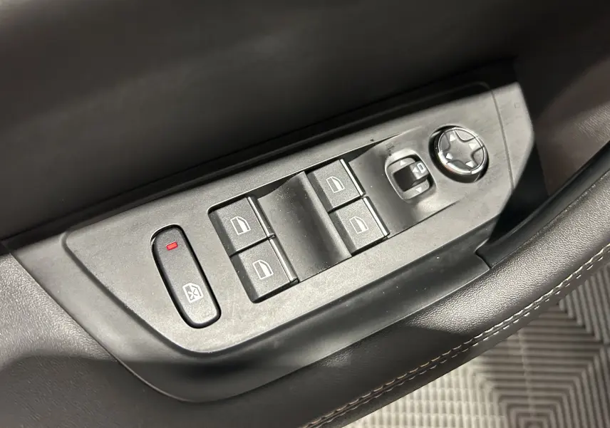 Gros plan sur les commandes des vitres et rétroviseurs côté conducteur du Peugeot 508 SW gris Selenium 2024.