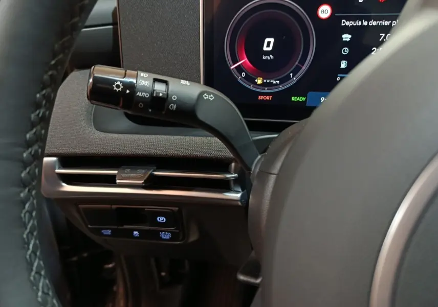 Détail intérieur du Hyundai Tucson 2025 montrant le commodo gauche et le combiné d'instruments numérique.