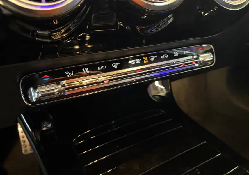 Gros plan sur la commande de climatisation digitale chromée du Mercedes Classe A 220D AMG Line 2019, intérieur noir.