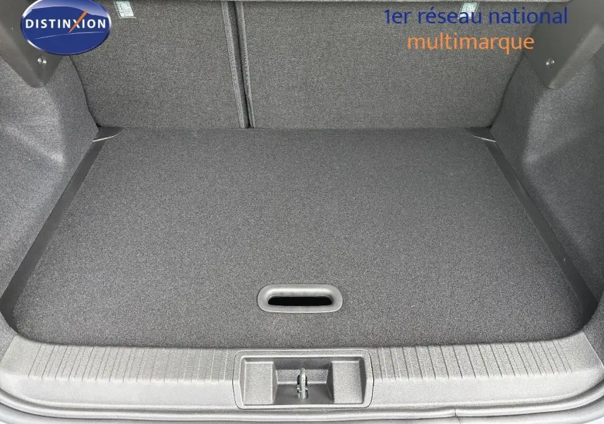 Coffre ouvert du Renault Captur II gris Rafale métal avec intérieur noir, montrant le plancher plat et le seuil de chargement.