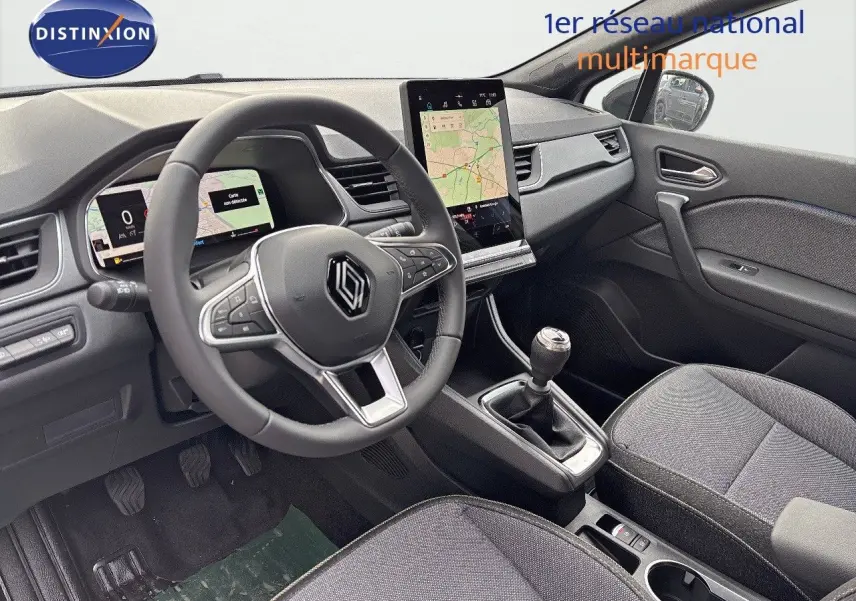 Vue intérieure côté conducteur du Renault Captur II 1.6 E-Tech hybride 2025, tableau de bord et console centrale avec écran tactile.