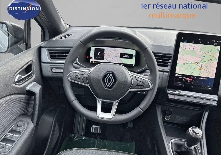 Vue intérieure frontale du tableau de bord du Renault Captur II 1.6 E-TECH hybride 2025 avec volant cuir et écran tactile vertical.