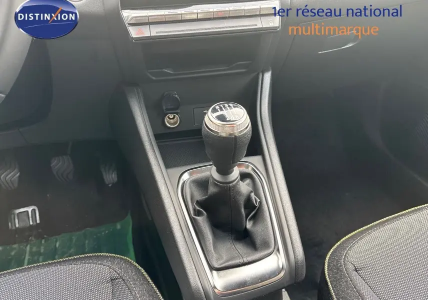 Le levier de vitesse manuel en gros plan au centre de la console d’une Renault Captur II gris rafale métal avec toit noir.