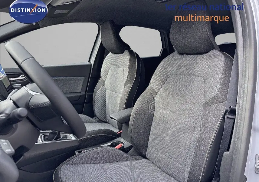 Vue intérieure côté gauche montrant les sièges avant en tissu gris du Renault Captur II 1.6 E-Tech Hybride 2025.