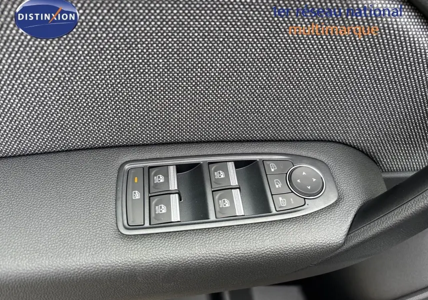 Gros plan sur les commandes des vitres électriques côté gauche d'une Renault Captur gris Rafale métal avec toit noir.