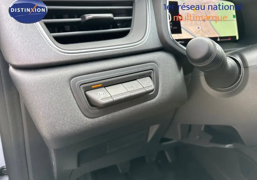 Détail du tableau de bord côté gauche du Renault Captur II gris Rafale, montrant les commandes d'assistance et la ventilation.