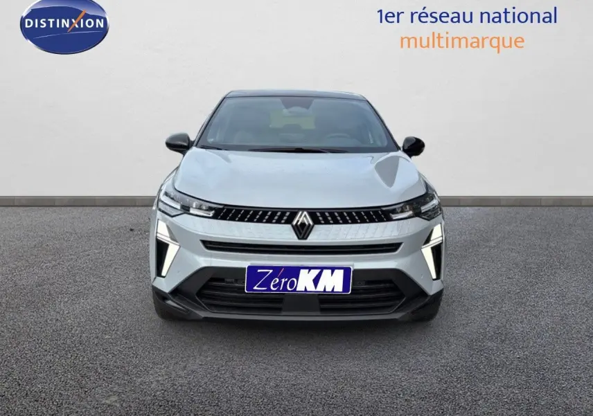 Vue frontale du Renault Captur II gris Rafale métal avec toit noir, mettant en valeur ses feux LED distinctifs allumés.