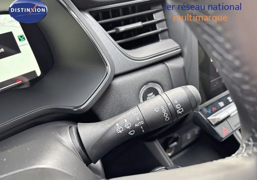 Gros plan sur la commande d'essuie-glace du Renault Captur II gris Rafale métal avec intérieur noir, tableau de bord et bouton Start visible.