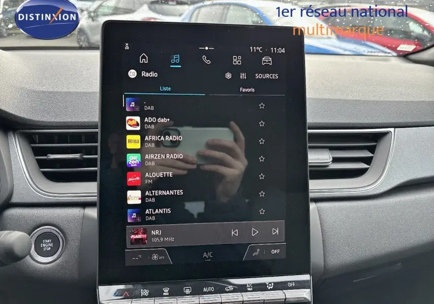 Intérieur du Renault Captur II 1.6 E-Tech hybride 2025, vue sur l’écran central tactile avec radio numérique affichée.