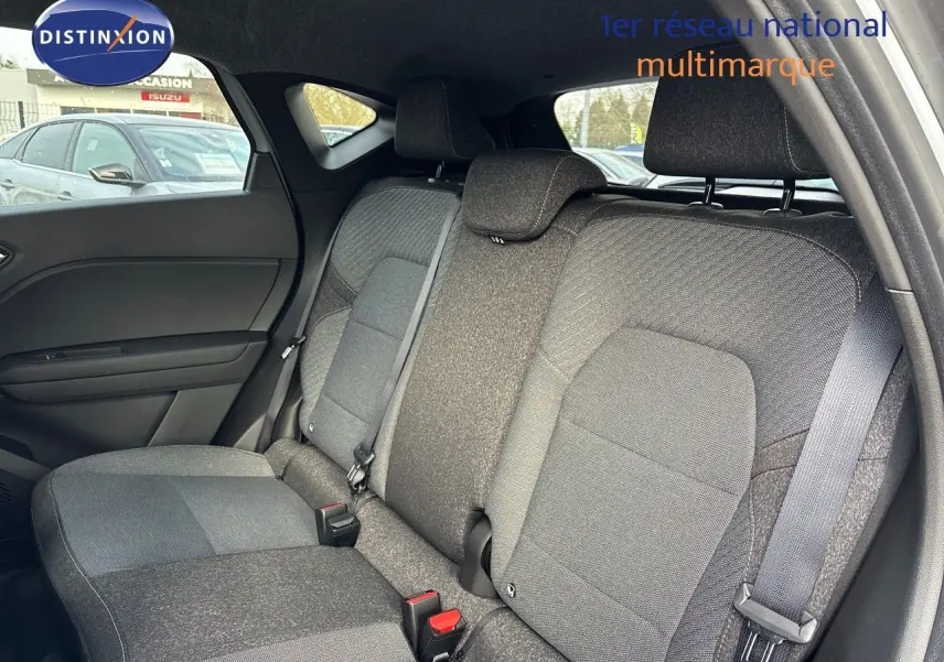 Vue intérieure arrière du Renault Captur II hybride 2025, montrant les sièges arrière en tissu gris foncé.