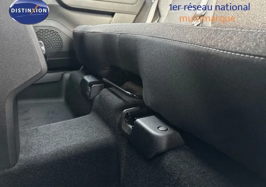 Gros plan sur la fixation arrière d’un siège en tissu gris noir à l’intérieur du Renault Captur 2025.