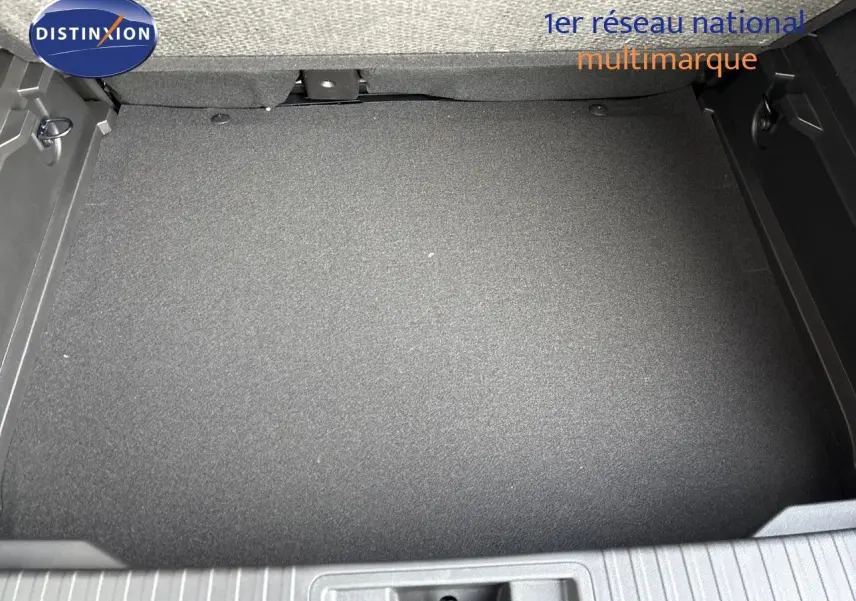 Coffre vide vu de dessus du Renault Captur II gris Rafale métal avec toit noir, intérieur propre et spacieux.