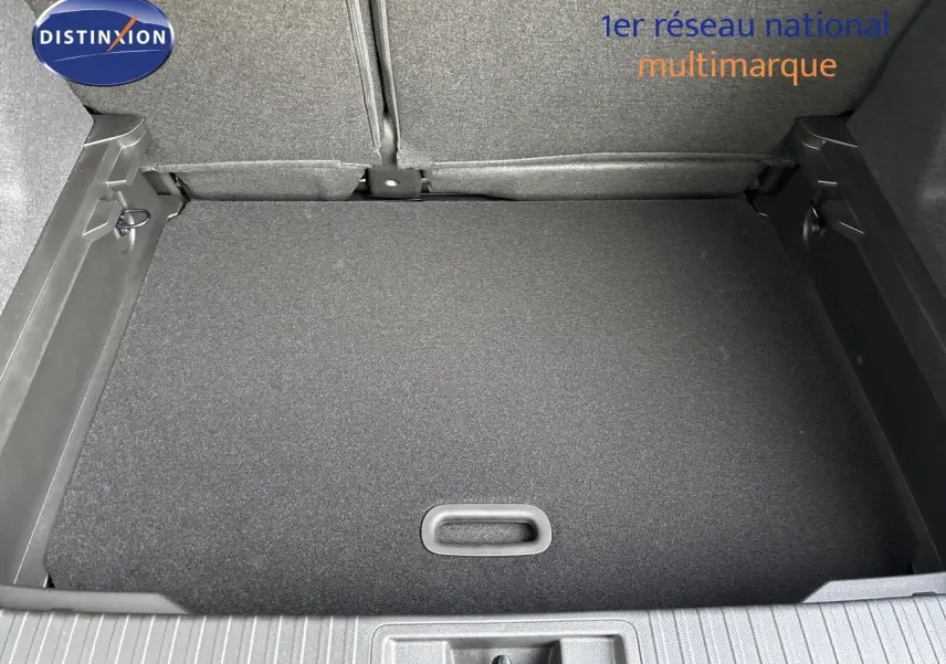 Vue plongeante sur le coffre fermé du Renault Captur II gris Rafale métal avec toit noir, montrant le revêtement intérieur uniforme.