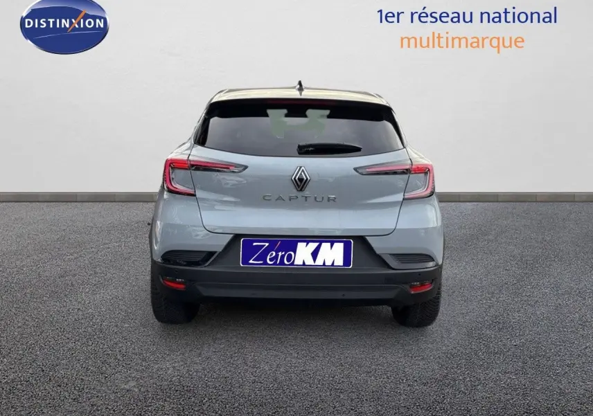 Vue arrière du Renault Captur gris Rafale métal avec toit noir, mettant en valeur ses feux LED et son logo central.