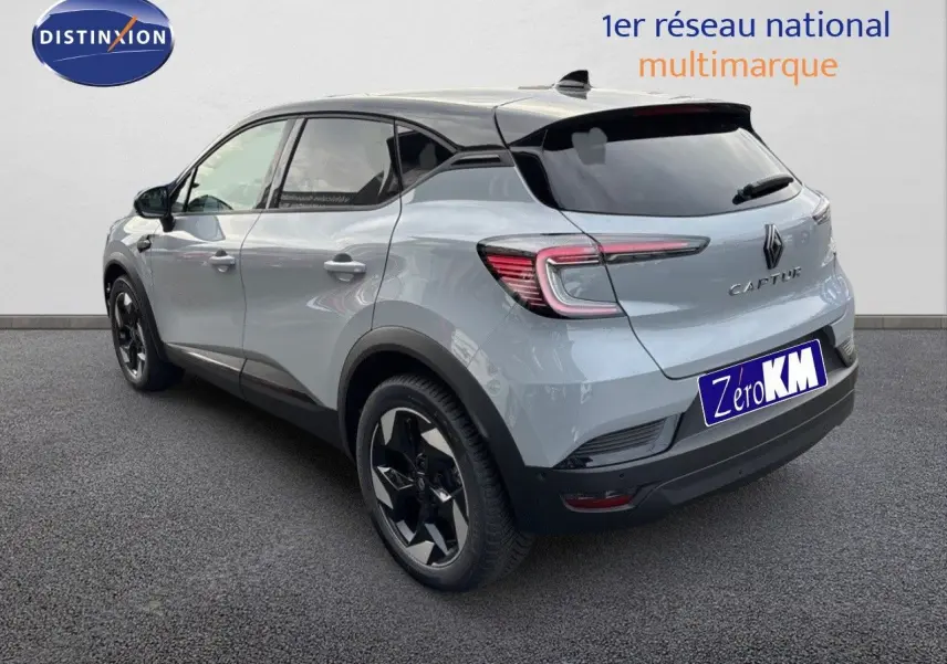 Vue 3/4 arrière droite d’un Renault Captur gris Rafale métal avec toit noir et jantes noires biton.