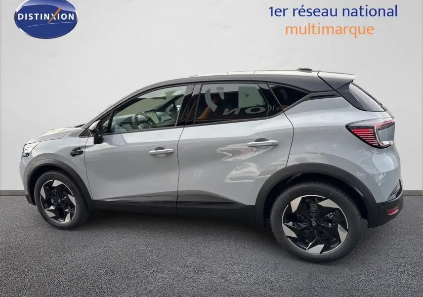 Profil droit du Renault Captur II gris Rafale métal avec toit noir, roues noires et détails modernes visibles.