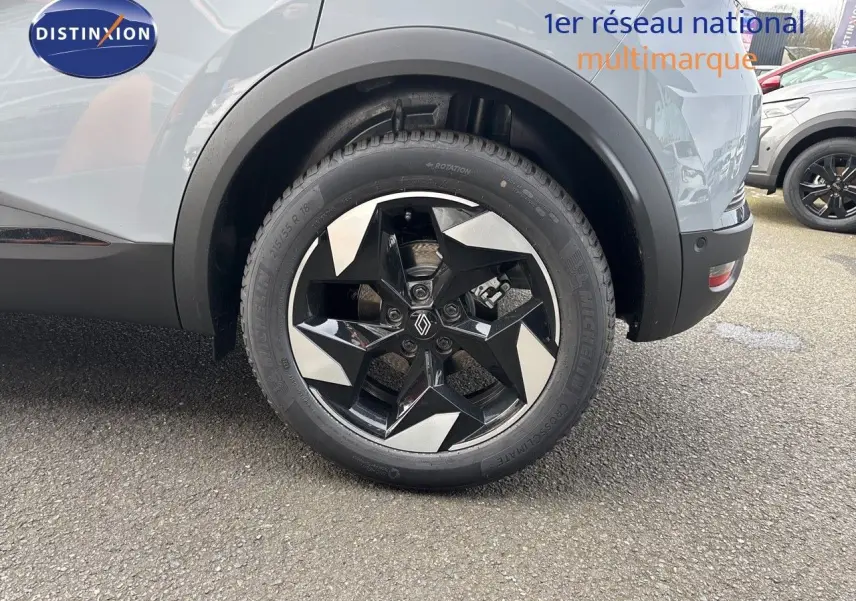 Gros plan sur la roue arrière droite du Renault Captur II gris Rafale métal avec jante noire et argentée en étoile.