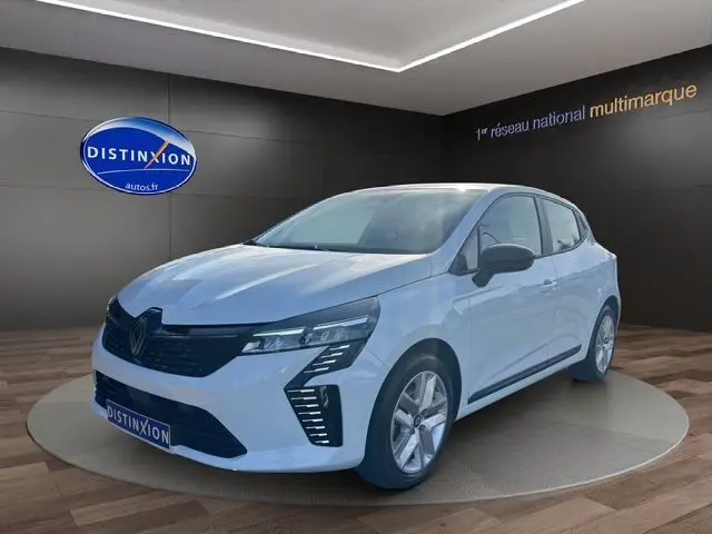 Renault Clio V blanche vue en 3/4 avant droit, avec feux Full LED et jantes 16'' Amiticia visibles.