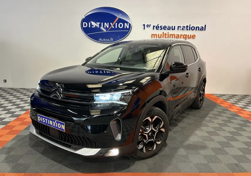 Citroën C5 Aircross Ph.2 Max Hybride noir Perla Nera en 3/4 avant droit avec phares LED allumés en showroom