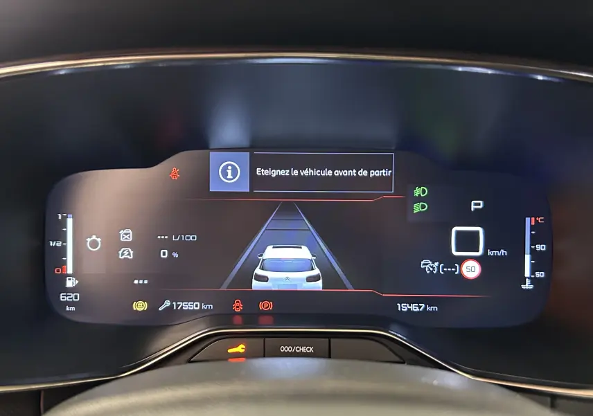 Tableau de bord numérique du Citroën C5 Aircross Ph.2 noir, affichant alertes et vue arrière du véhicule en caméra.