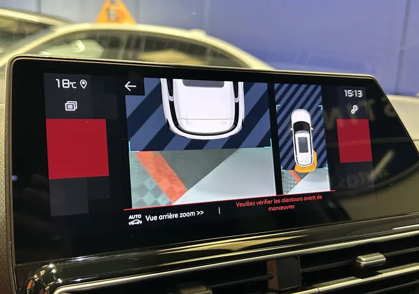 Écran tactile du tableau de bord montrant la caméra de recul et la vue 360° du Citroën C5 Aircross noir Perla Nera.