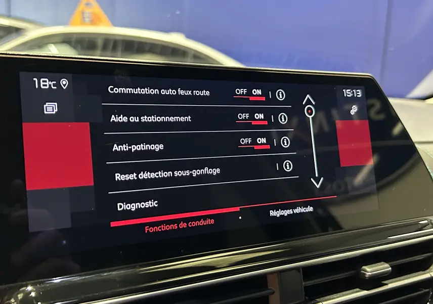 Écran tactile central du Citroën C5 Aircross noir, affichant les réglages d’aides à la conduite en intérieur.