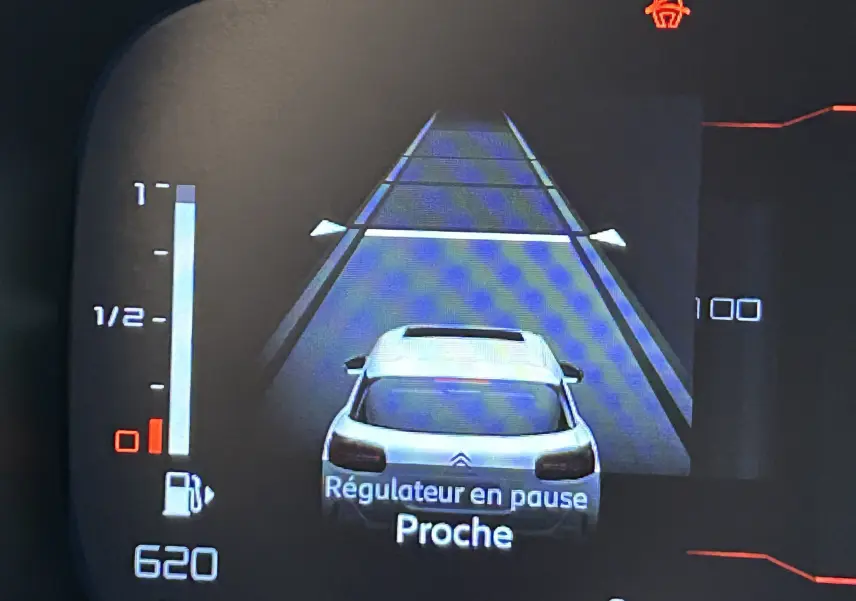 Affichage tableau de bord montrant la caméra de recul du Citroën C5 Aircross noir Perla Nera en vue arrière virtuelle.