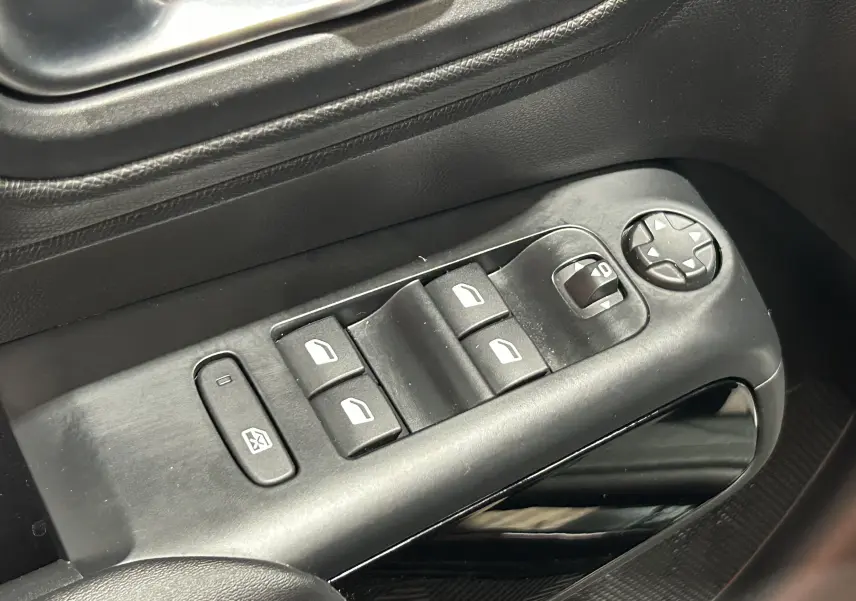 Gros plan sur les commandes de lève-vitres et réglage des rétroviseurs côté conducteur du Citroën C5 Aircross noir Perla Nera 2024.