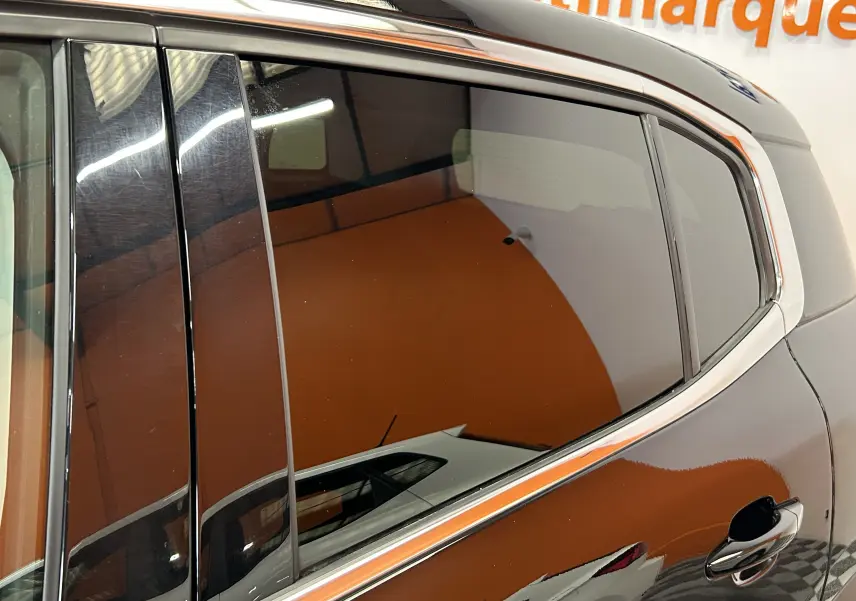 Vue latérale droite du Citroën C5 Aircross noir Perla Nera avec vitres teintées et contours chromés visibles.