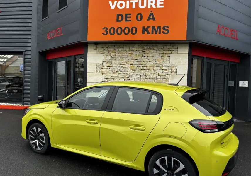 Vue latérale droite d'une Peugeot 208 Hybrid 110 Style jaune vif, avec jantes distinctives et logo Style sur l'aile arrière.