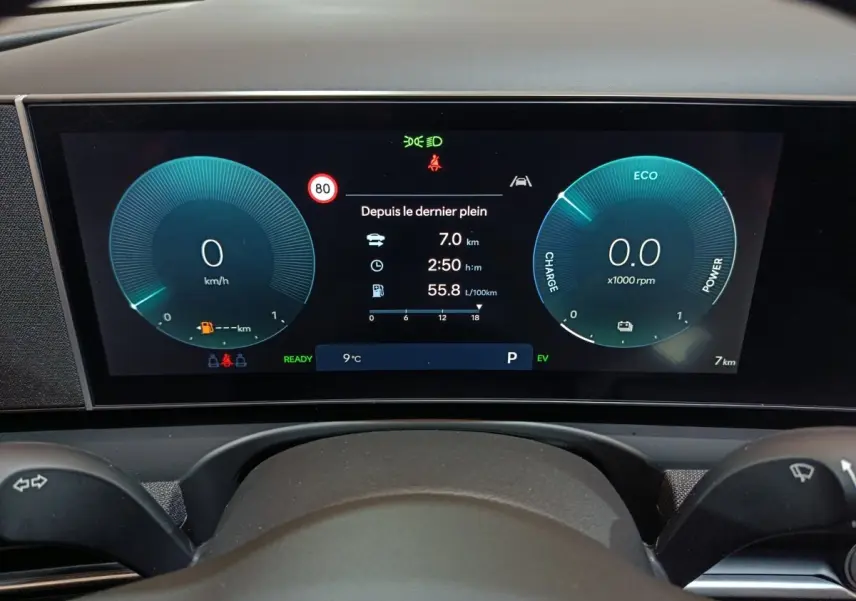 Tableau de bord numérique du Hyundai Tucson hybride 2025 affichant vitesse, régime et informations de conduite.