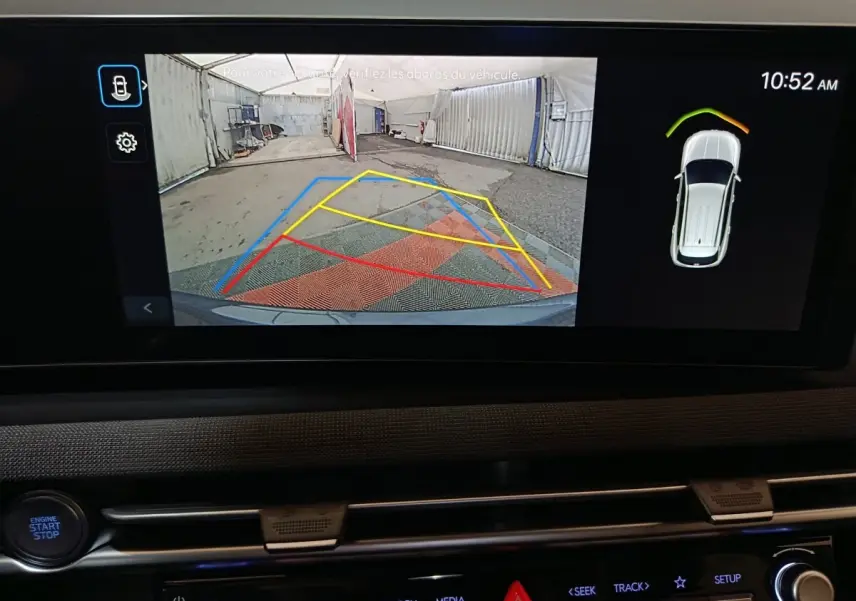 Écran tactile du Hyundai Tucson 2025 montrant la caméra de recul avec guidage coloré et vue 3D du véhicule en gris foncé.