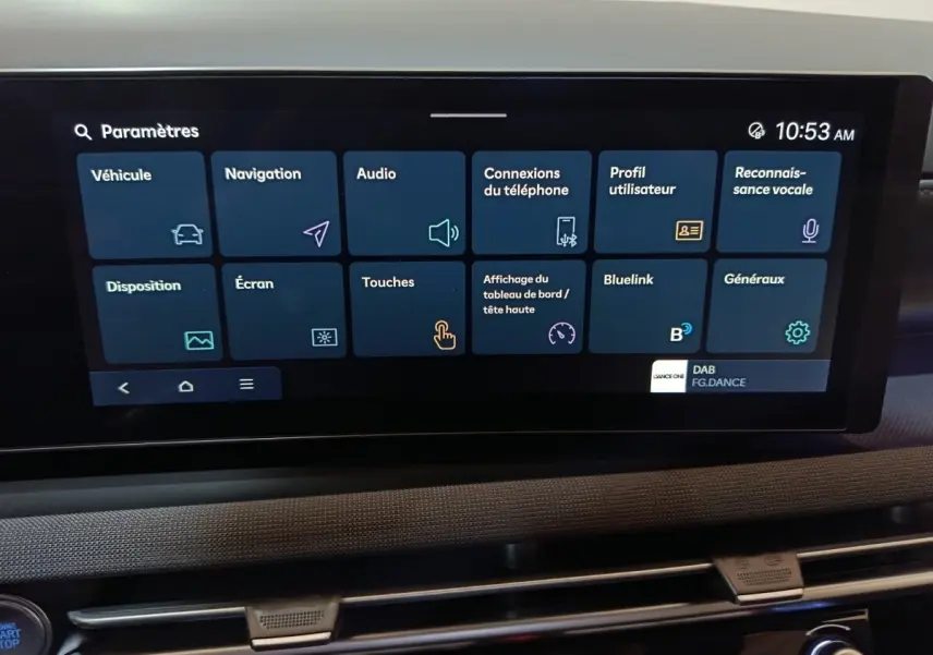 Écran tactile central du Hyundai Tucson 1.6 Hybrid 2025 affichant le menu des paramètres du véhicule.