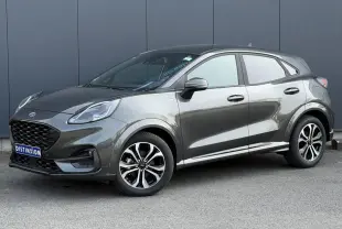 Ford Puma Ecoboost 155 ST Line gris magnétique en 3/4 avant droit, avec jantes alliage et calandre noire distinctive.