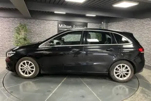 Profil côté gauche de la Mercedes Classe B 180 d noire 2019 avec jantes alliage et vitres teintées.