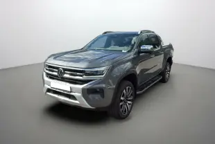 Volkswagen Amarok V6 240 BVA10 Aventura 4PL gris foncé, vue 3/4 avant avec jantes alu et barres de toit.