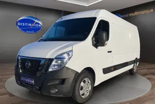 Vue 3/4 avant droit d’un utilitaire Nissan Interstar blanc avec pare-chocs noir et caméra de recul visible.