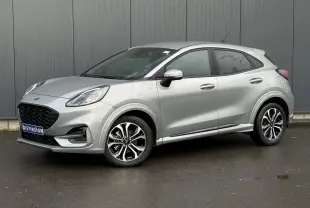 Ford Puma Ecoboost 155 ST Line gris Solar en 3/4 avant droit, avec jantes alliage et vitres surteintées.
