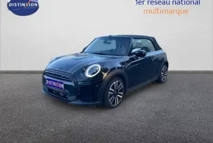 MINI Cabriolet Cooper 2023 noir Midnight Black II vue 3/4 avant avec capote souple fermée et jantes alu distinctives.