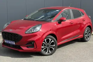 Ford Puma Ecoboost rouge Fantastic en 3/4 avant droit avec jantes alliage diamantées et hayon électrique visible.