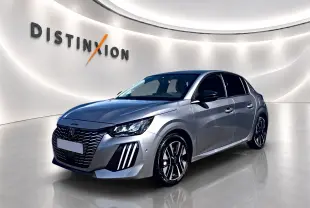 Peugeot 208 1.2 100 Allure gris Artense vue 3/4 avant droit dans un showroom lumineux.