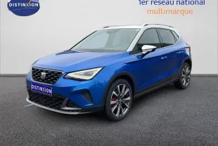 Vue 3/4 avant droite d’un SEAT Arona bleu saphir métal avec toit blanc et jantes alliage sport.