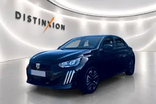 Peugeot 208 noire vue en 3/4 avant droit dans un showroom lumineux avec logo Distinxion en arrière-plan.