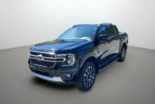 Ford Ranger 3.0 V6 noir agate, vue 3/4 avant droit, avec calandre chromée et jantes alu 20 pouces.