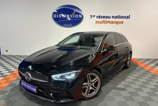 Mercedes Classe CLA Shooting Brake II 200D AMG noir métallisé vue 3/4 avant avec jantes AMG et phares LED allumés
