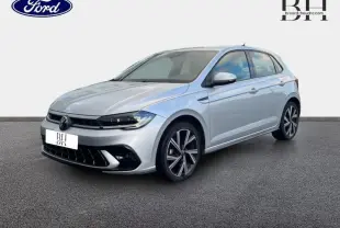 Volkswagen Polo 2022 R-Line en Reflet d'Argent métallisé vue 3/4 avant droit avec jantes alu distinctives.
