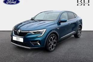 Renault Arkana bleu Zanzibar vu en 3/4 avant droit, avec jantes alu et calandre distinctive Renault.